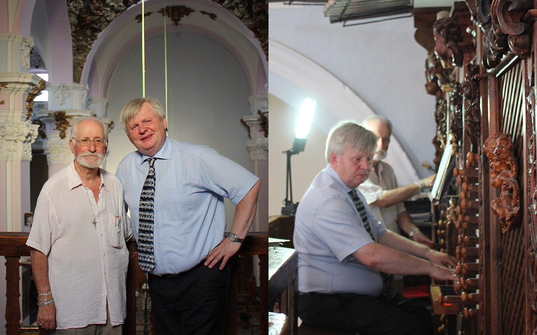 Jaime Antonio Marqués, organista y vecino de Belmonte, junto a Roman Perucki, uno de los organistas polaco más importantes a nivel nacional, en la iglesia de Belmonte./ C. O.