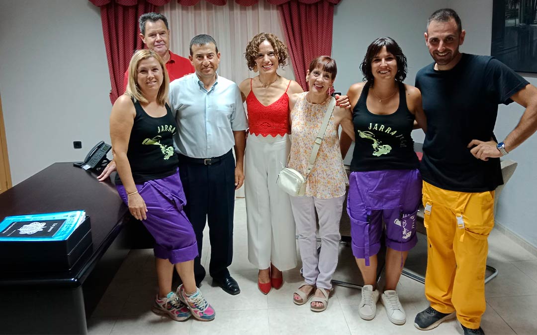 Los representantes municipales y varios peñistas posan junto a la pregonera de las fiestas./ M. Mestre
