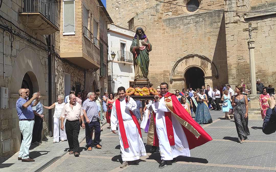 Los vecinos de Nonaspe celebraron una misa y una procesión en honor a su patrón San Bartolomé./ Emma Falcón