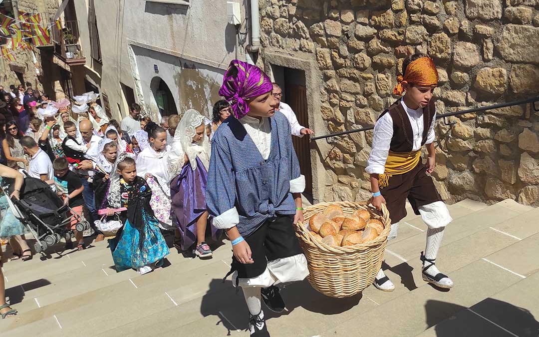 Los pequeños de Mazaleón llevan el pan bendecido a la iglesia. / Emma Falcón