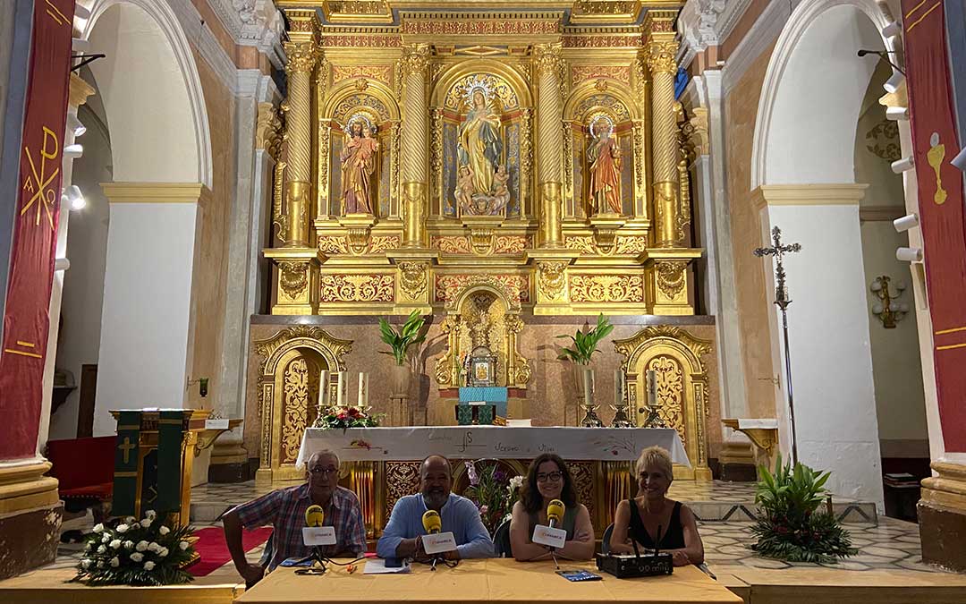 Invitados al programa especial de Radio La Comarca, emitido desde la Iglesia de la Natividad./ L.C.