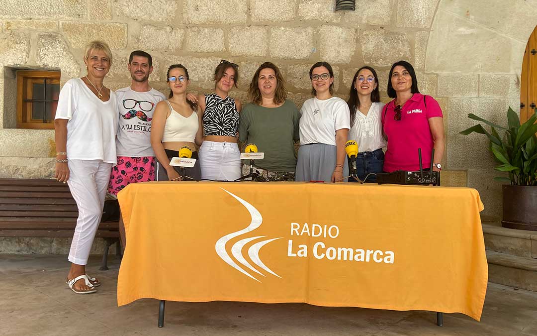 Algunos de los invitados al programa especial de Radio La Comarca emitido desde Mas de las Matas./ L.C.