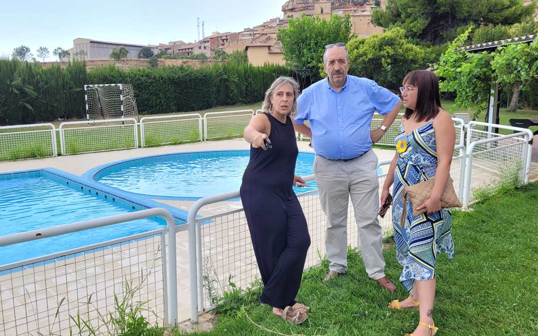 Manuel Rando, Gloria Blanc y Susana Traver visitan los vasos reformados de las piscinas de Monroyo./ L. C.