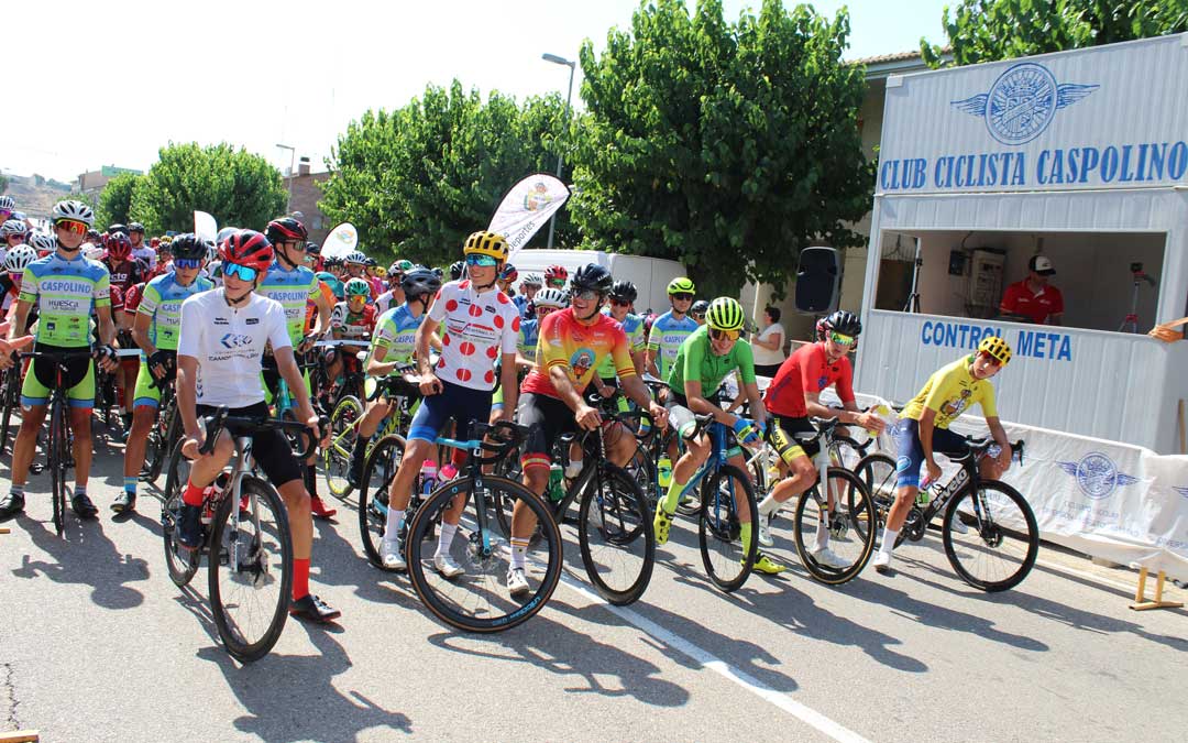 Los portadores de los maillots de líder antes de la etapa / E.P