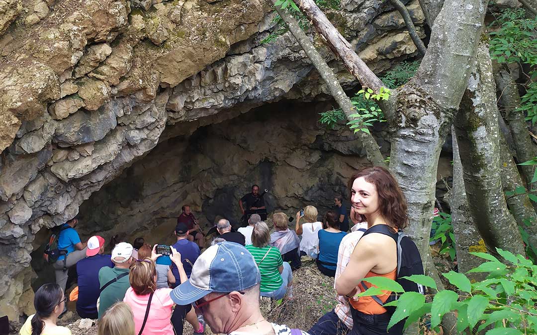 Visita a la sima de Berge el domingo, donde tuvo lugar un concierto. A la derecha uno de los latoneros que pueblan el lugar./ O.L.