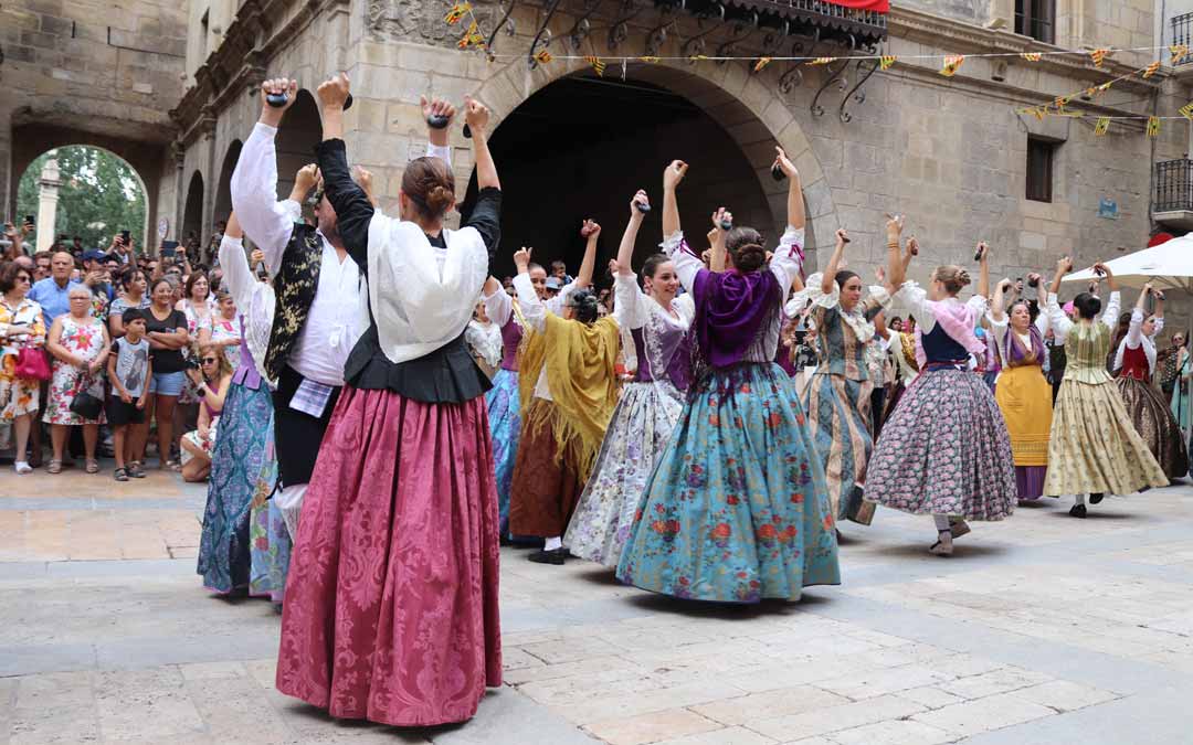 La plaza de España ha sido el escenario del tradicional Bolero./ Nerea Altaba