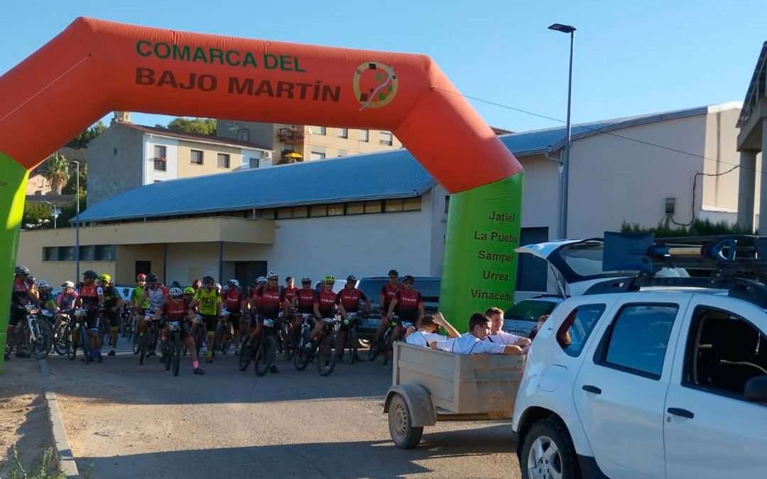 Los ciclistas esperan impacientes el pistoletazo de salida. /CLUB CICLISTA HÍJAR