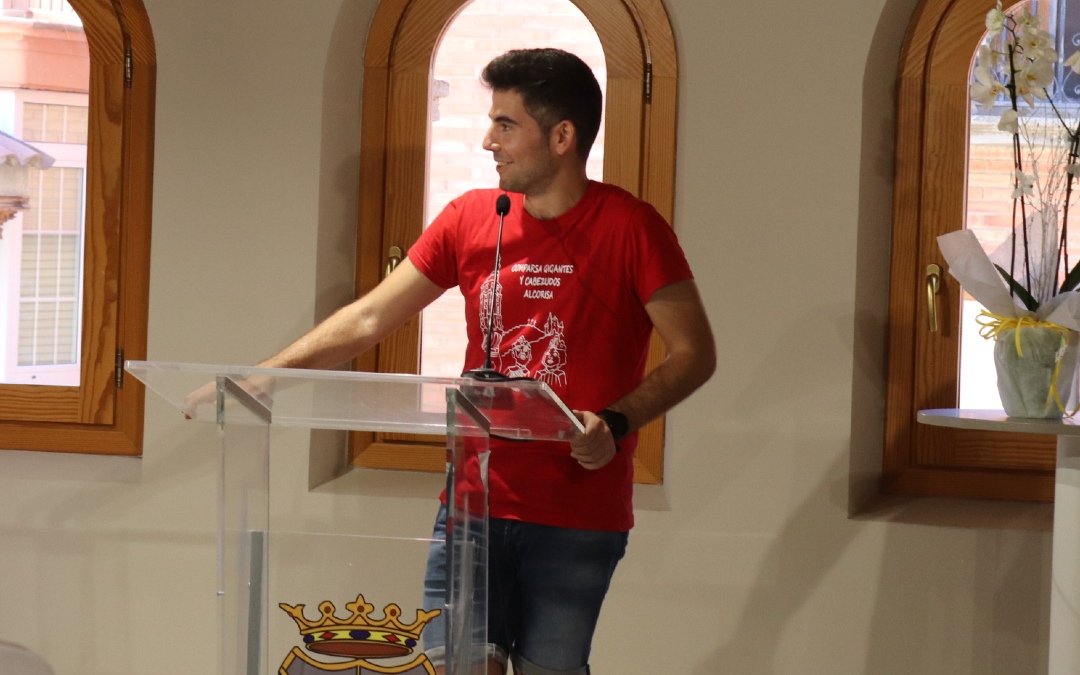 Daniel Martín, presidente de la comparsa alcorisana, ha tenido unas bonitas palabras para sus invitados en el acto de presentación oficial. /N.A