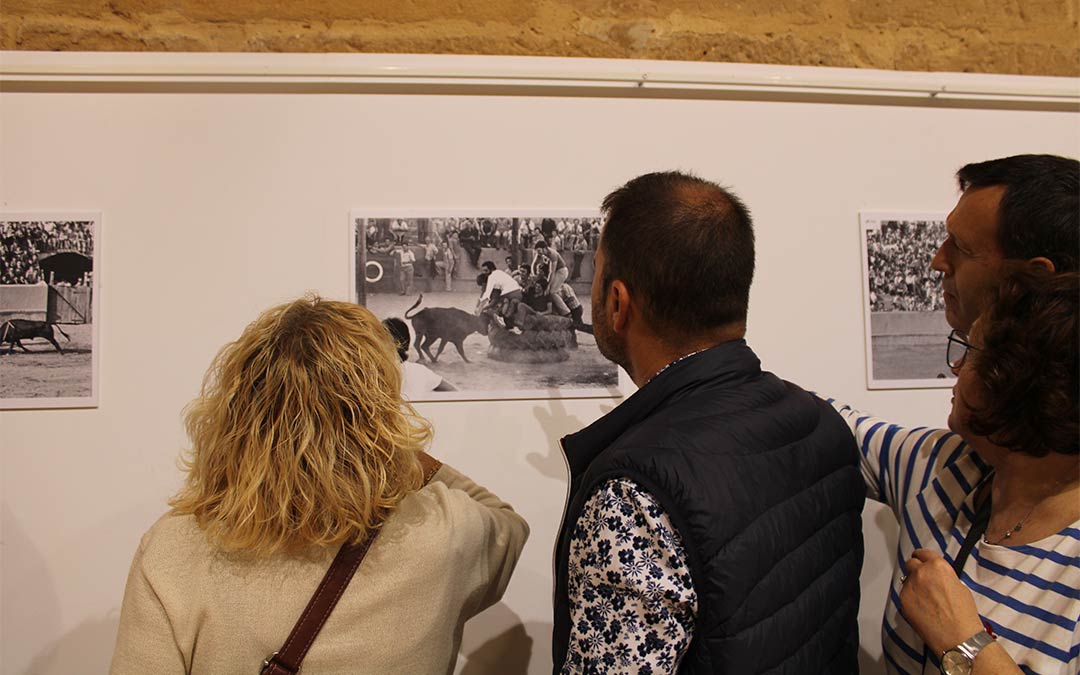 Uno de los actos de la celebración del centenario de la Plaza de Toros de Albalate fue una exposición fotográfica para mostrar su historia./ P.S.