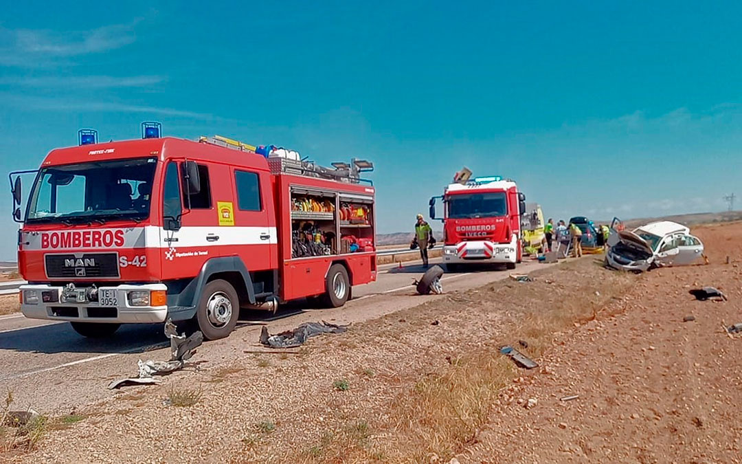 Los bomberos del parque de Alcañiz han extraído a la conductora de uno de los vehículos implicados./ Bomberos DPT