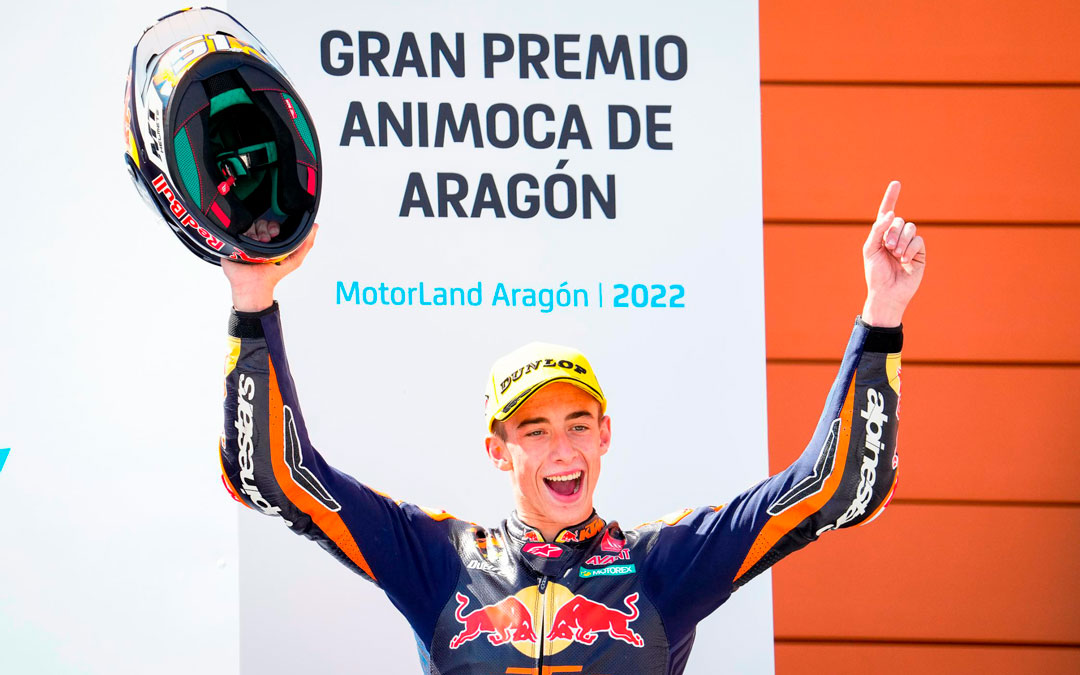 Pedro Acosta celebrando su triunfo este domingo en Alcañiz / MotoGP