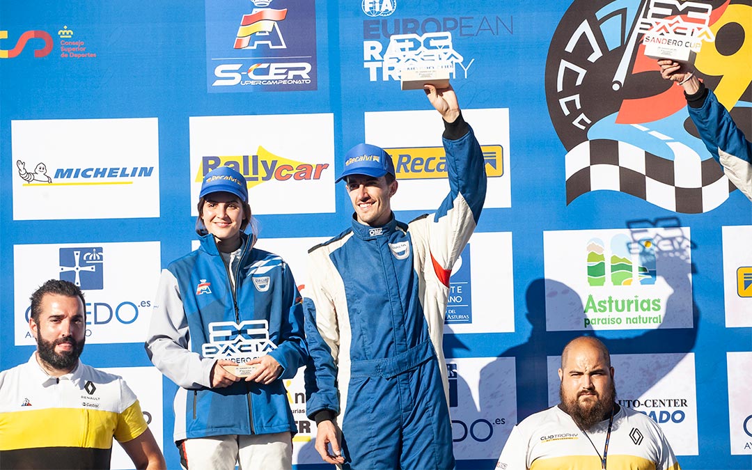 Adrián Lecha y Belén Maniega celebran el segundo puesto de la Dacia Sandero Cup./ Adrián-Rally Princesa de Asturias