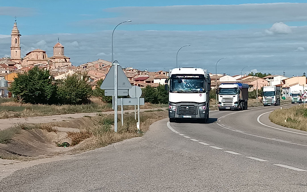 Tráfico de camiones a su paso por Aguaviva./ Ayto. de Aguaviva