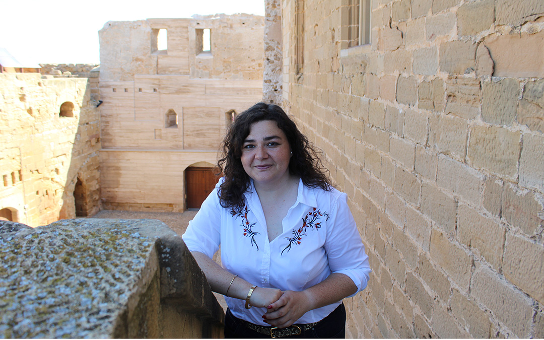 Isabel Arnas, alcaldesa de Albalate del Arzobispo, en una imagen en el castillo. / B. Severino