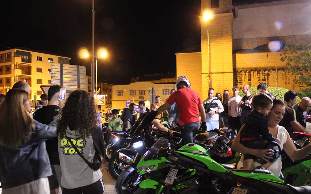 Las motocicletas han tomado todos los rincones de Alcañiz como la plaza de Santo Domingo. / Beatriz Severino.