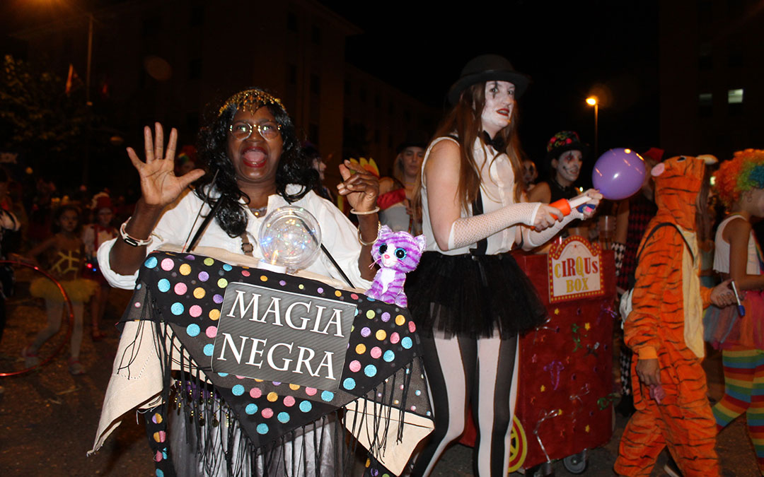 Desfile de carrozas en las fiestas de Alcañiz. / B. Severino