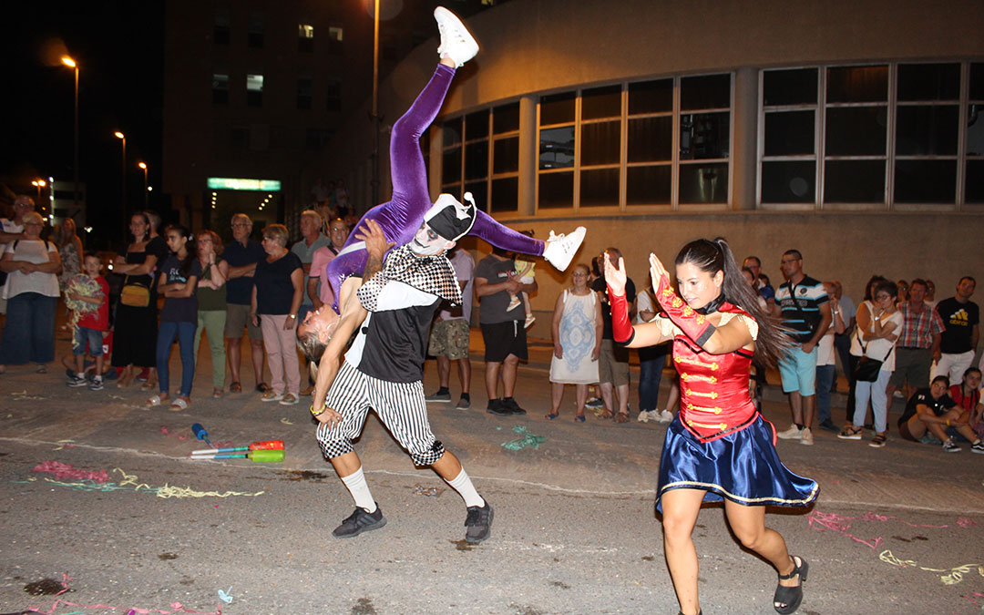 Desfile de carrozas en las fiestas de Alcañiz. / B. Severino