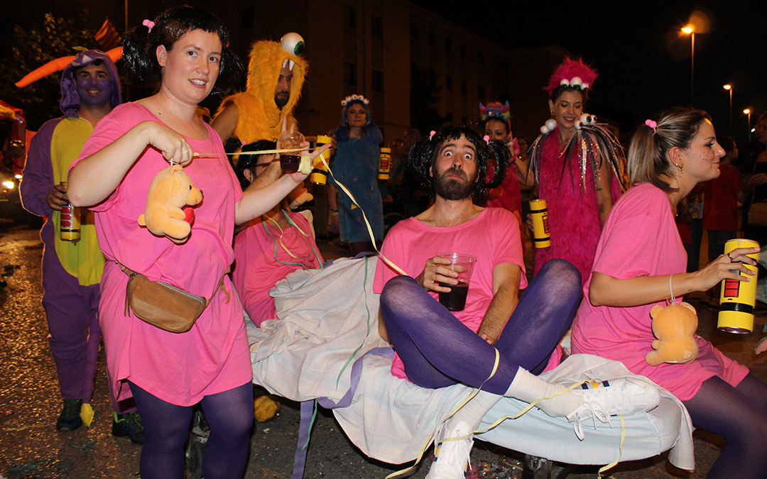 Desfile de carrozas en las fiestas de Alcañiz. / B. Severino