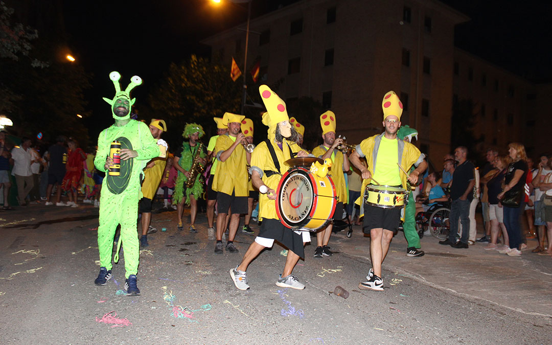 Desfile de carrozas en las fiestas de Alcañiz. / B. Severino
