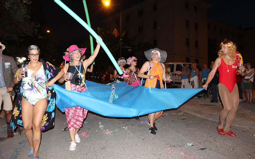 Desfile de carrozas en las fiestas de Alcañiz. / B. Severino