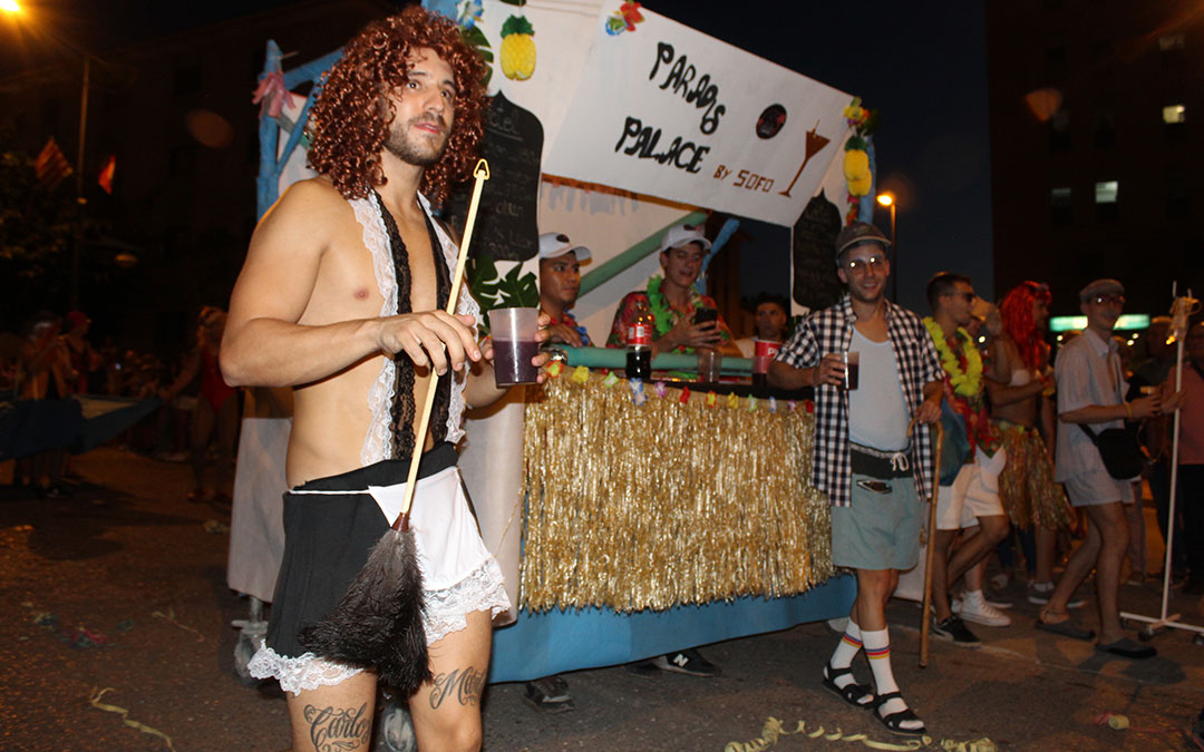 Desfile de carrozas en las fiestas de Alcañiz. / B. Severino
