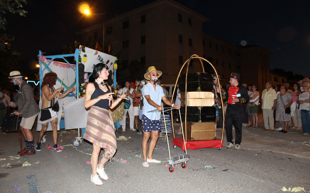 Desfile de carrozas en las fiestas de Alcañiz. / B. Severino