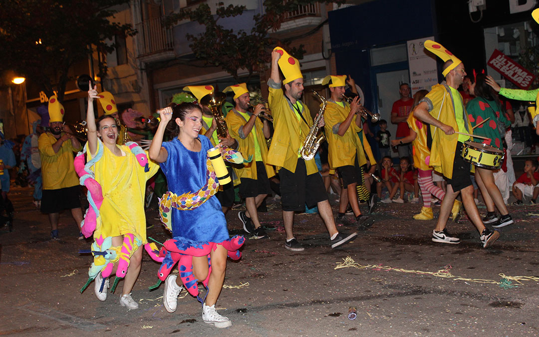 Desfile de carrozas en las fiestas de Alcañiz. / B. Severino