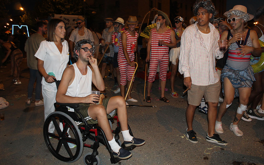 Desfile de carrozas en las fiestas de Alcañiz. / B. Severino