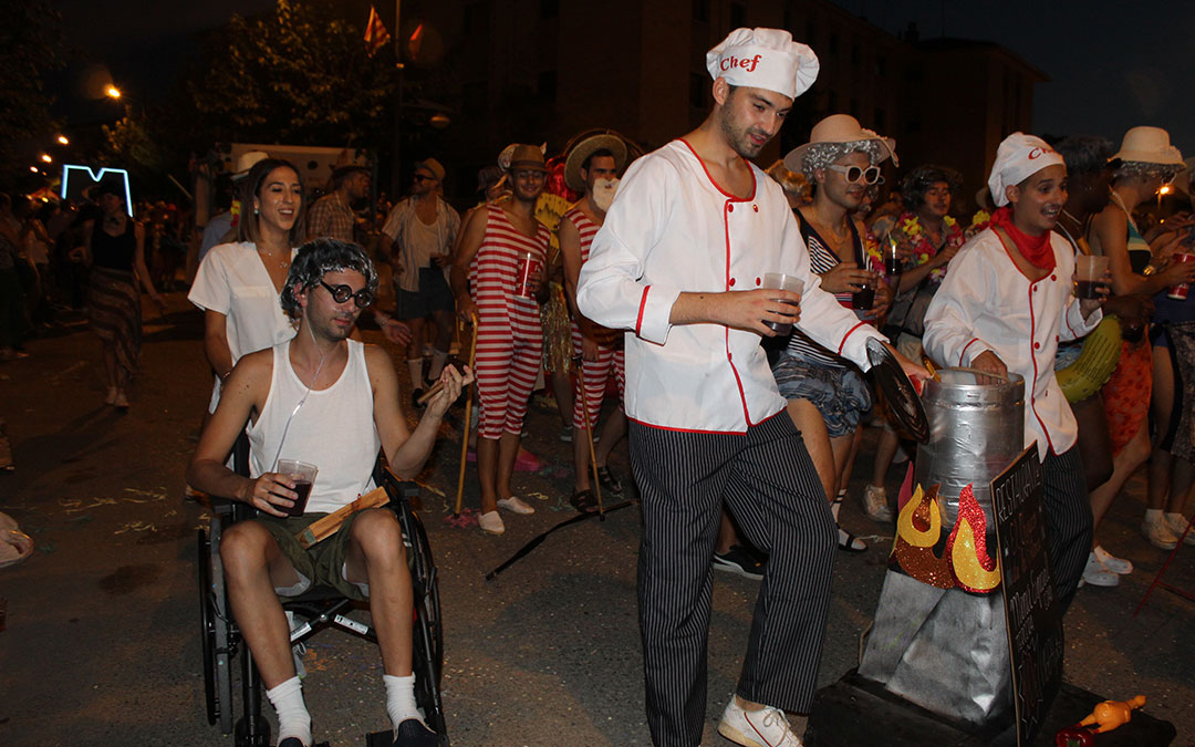 Desfile de carrozas en las fiestas de Alcañiz. / B. Severino