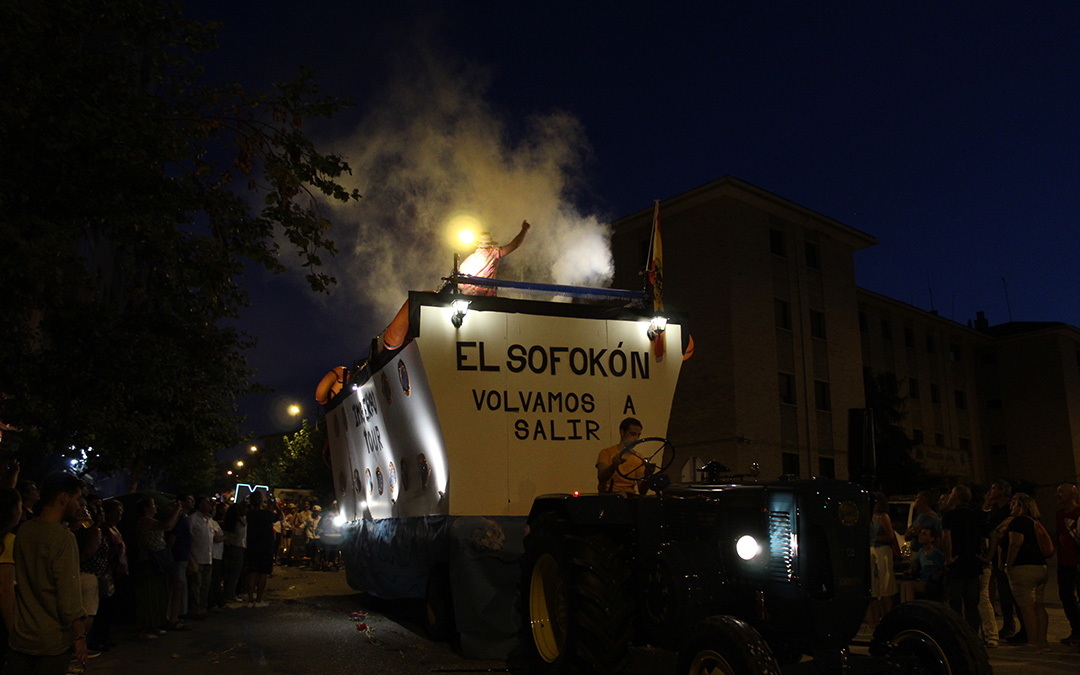 Desfile de carrozas en las fiestas de Alcañiz. / B. Severino