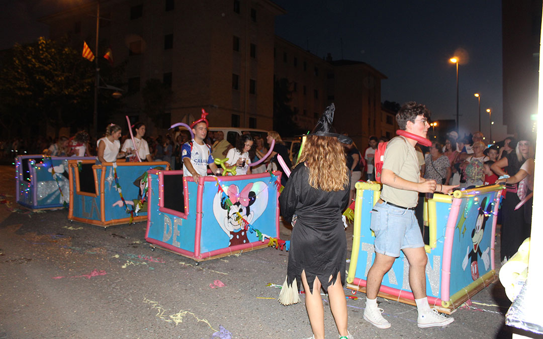 Desfile de carrozas en las fiestas de Alcañiz. / B. Severino