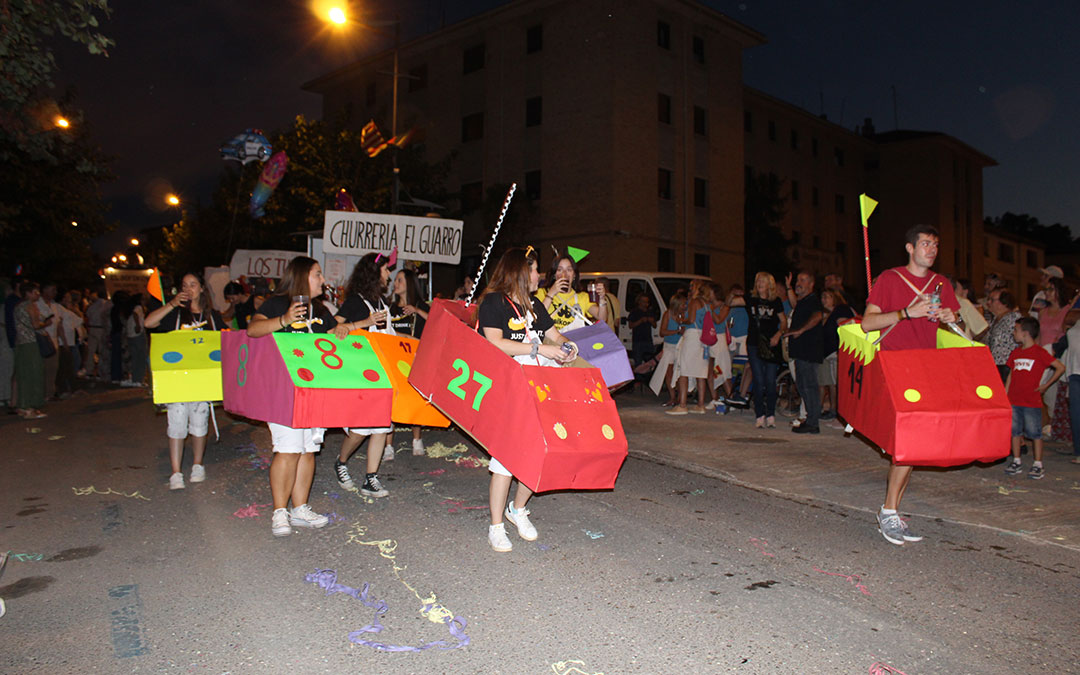 Desfile de carrozas en las fiestas de Alcañiz. / B. Severino