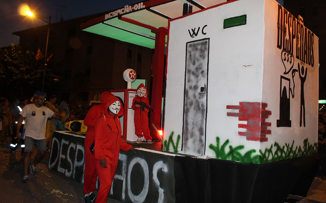 Desfile de carrozas en las fiestas de Alcañiz. / B. Severino