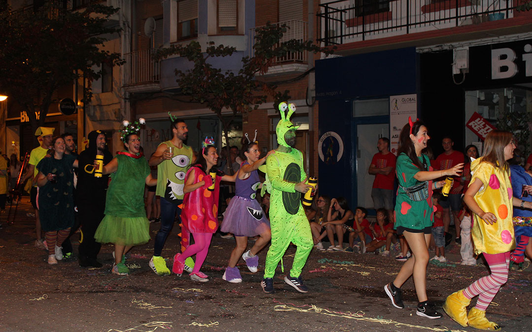 Desfile de carrozas en las fiestas de Alcañiz. / B. Severino