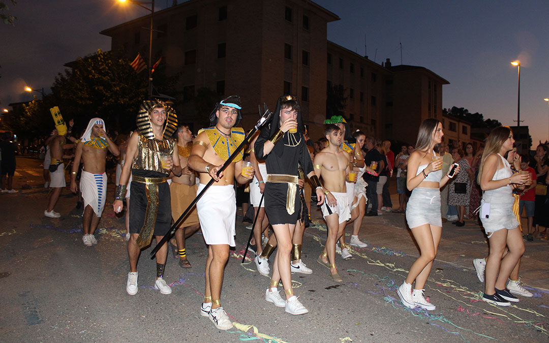 Desfile de carrozas en las fiestas de Alcañiz. / B. Severino