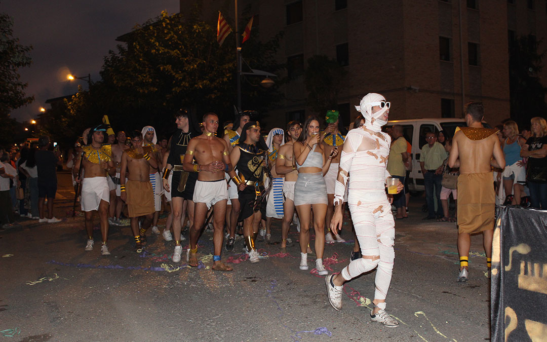 Desfile de carrozas en las fiestas de Alcañiz. / B. Severino