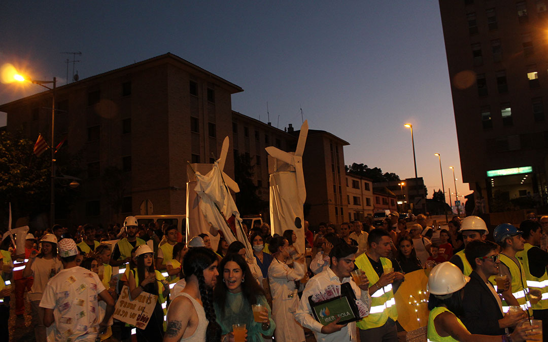 Desfile de carrozas en las fiestas de Alcañiz. / B. Severino