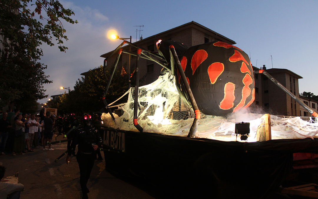Desfile de carrozas en las fiestas de Alcañiz. / B. Severino