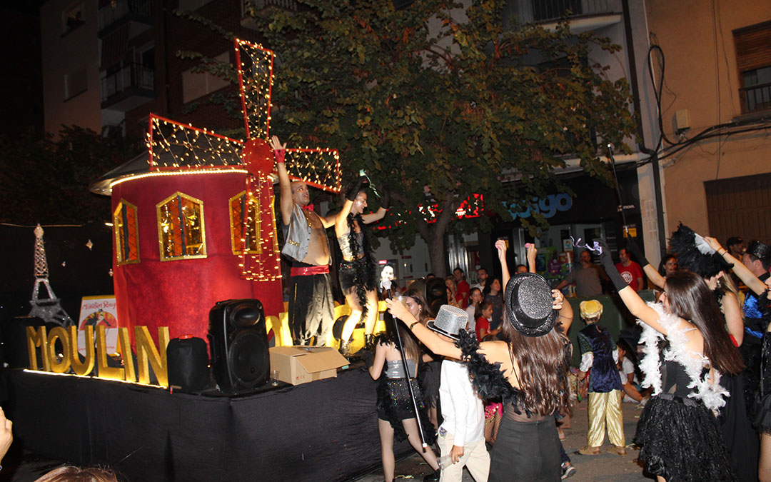 Desfile de carrozas en las fiestas de Alcañiz. / B. Severino