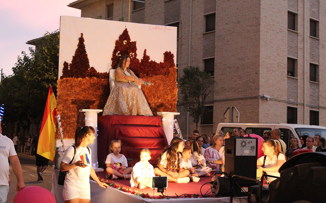 Desfile de carrozas en las fiestas de Alcañiz. / B. Severino