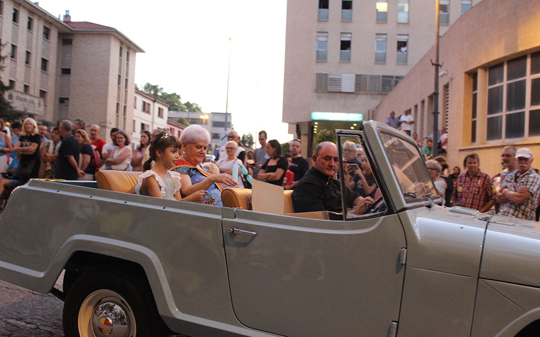 Desfile de carrozas en las fiestas de Alcañiz. / B. Severino