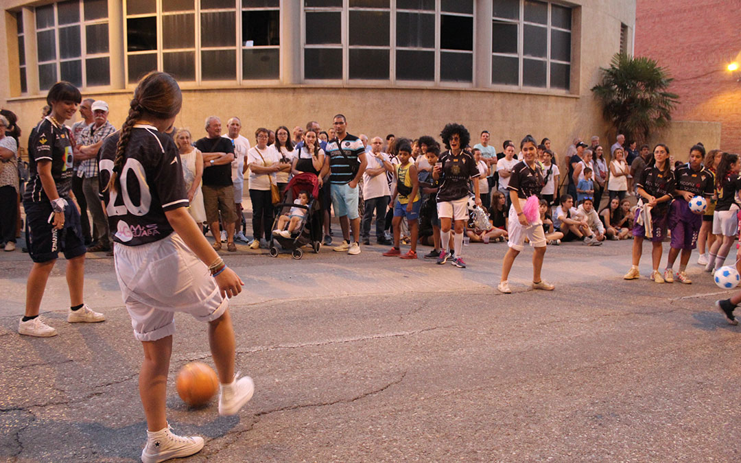 Desfile de carrozas en las fiestas de Alcañiz. / B. Severino