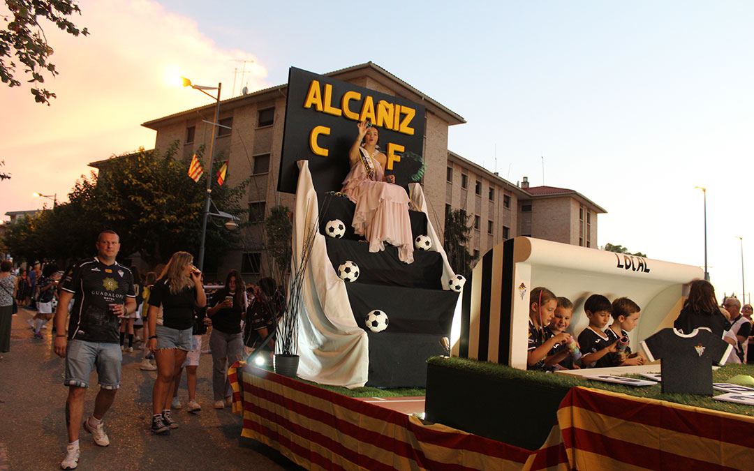 Desfile de carrozas en las fiestas de Alcañiz. / B. Severino