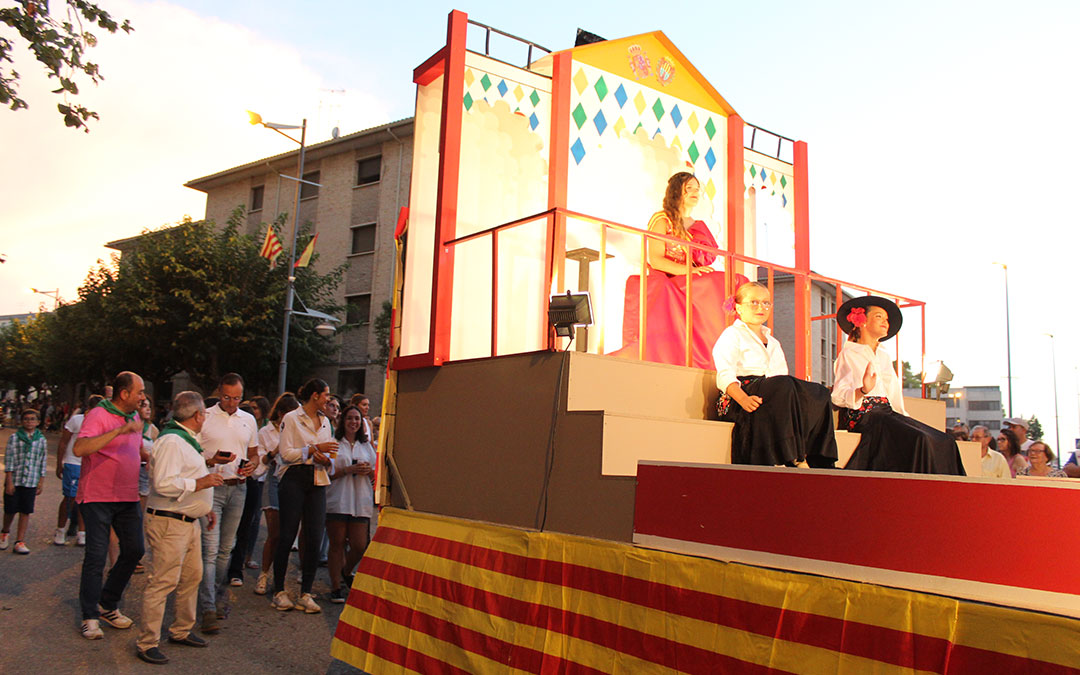 Desfile de carrozas en las fiestas de Alcañiz. / B. Severino