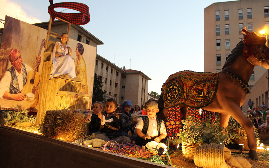 Desfile de carrozas en las fiestas de Alcañiz. / B. Severino