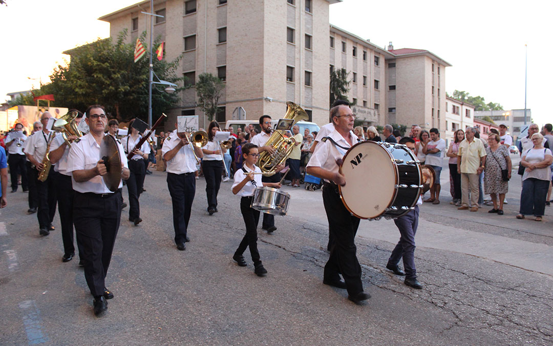 Desfile de carrozas en las fiestas de Alcañiz. / B. Severino