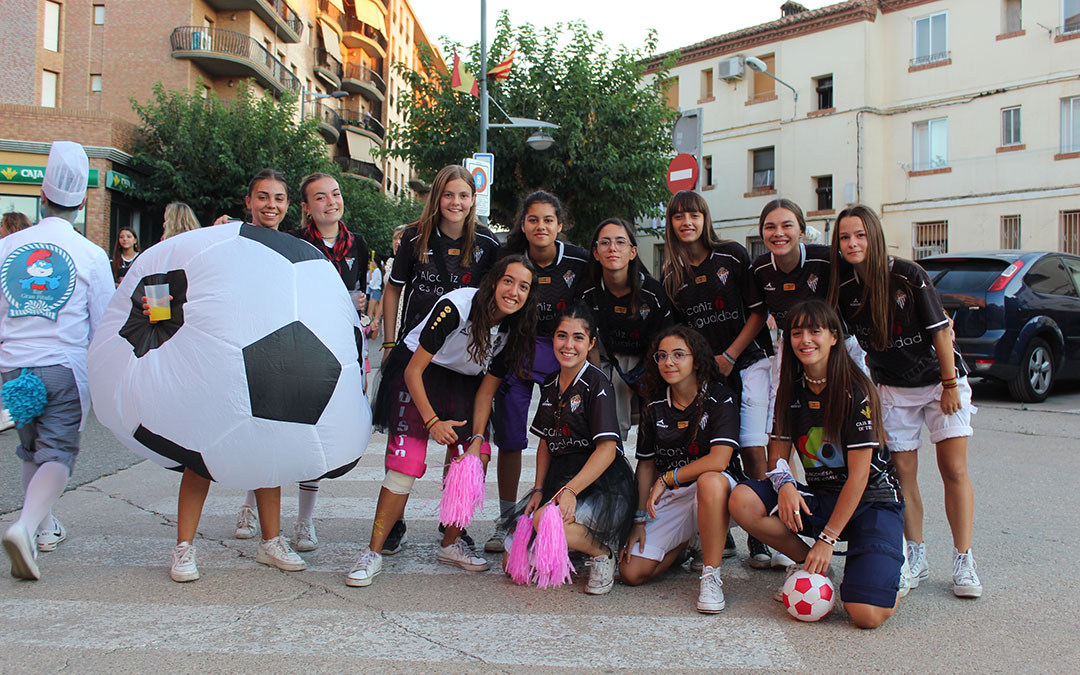 Desfile de carrozas en las fiestas de Alcañiz. / B. Severino