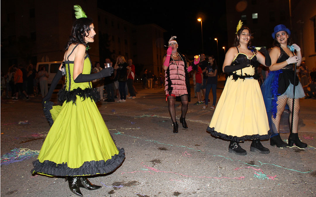 Desfile de carrozas en las fiestas de Alcañiz. / B. Severino