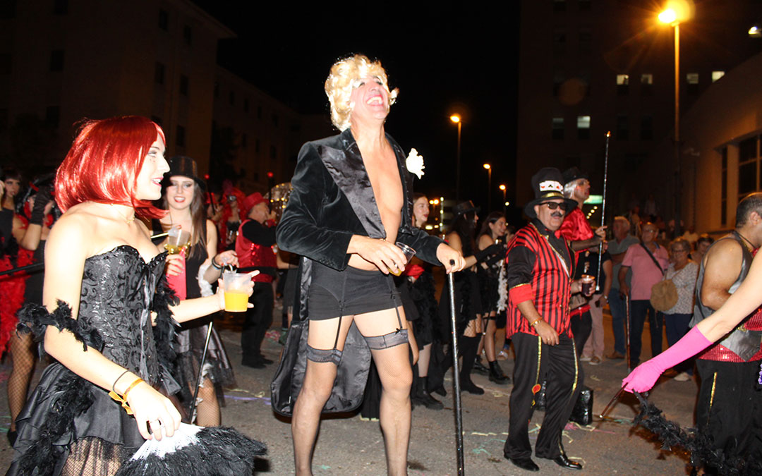 Desfile de carrozas en las fiestas de Alcañiz. / B. Severino