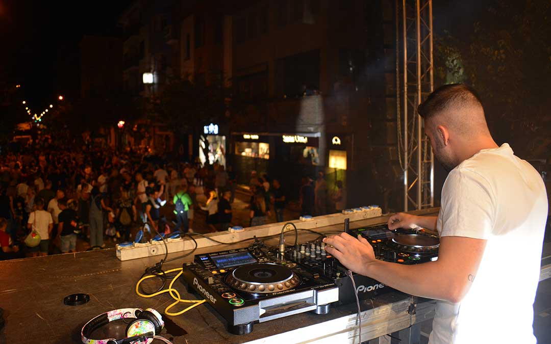 Los DJ son protagonistas durante toda la fiesta que inunda Alcañiz./Camila Ortiz.